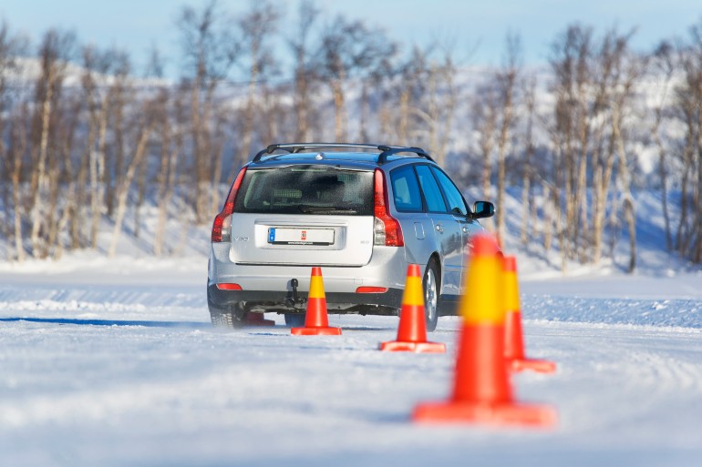 En kvinna övningskör av Johnér Bildbyrå AB.